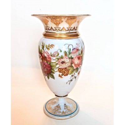 Monumentalny wazon Biedermeier. Szkło imitujące porcelanę. Ręczna malatura i złocenia. XIX w.